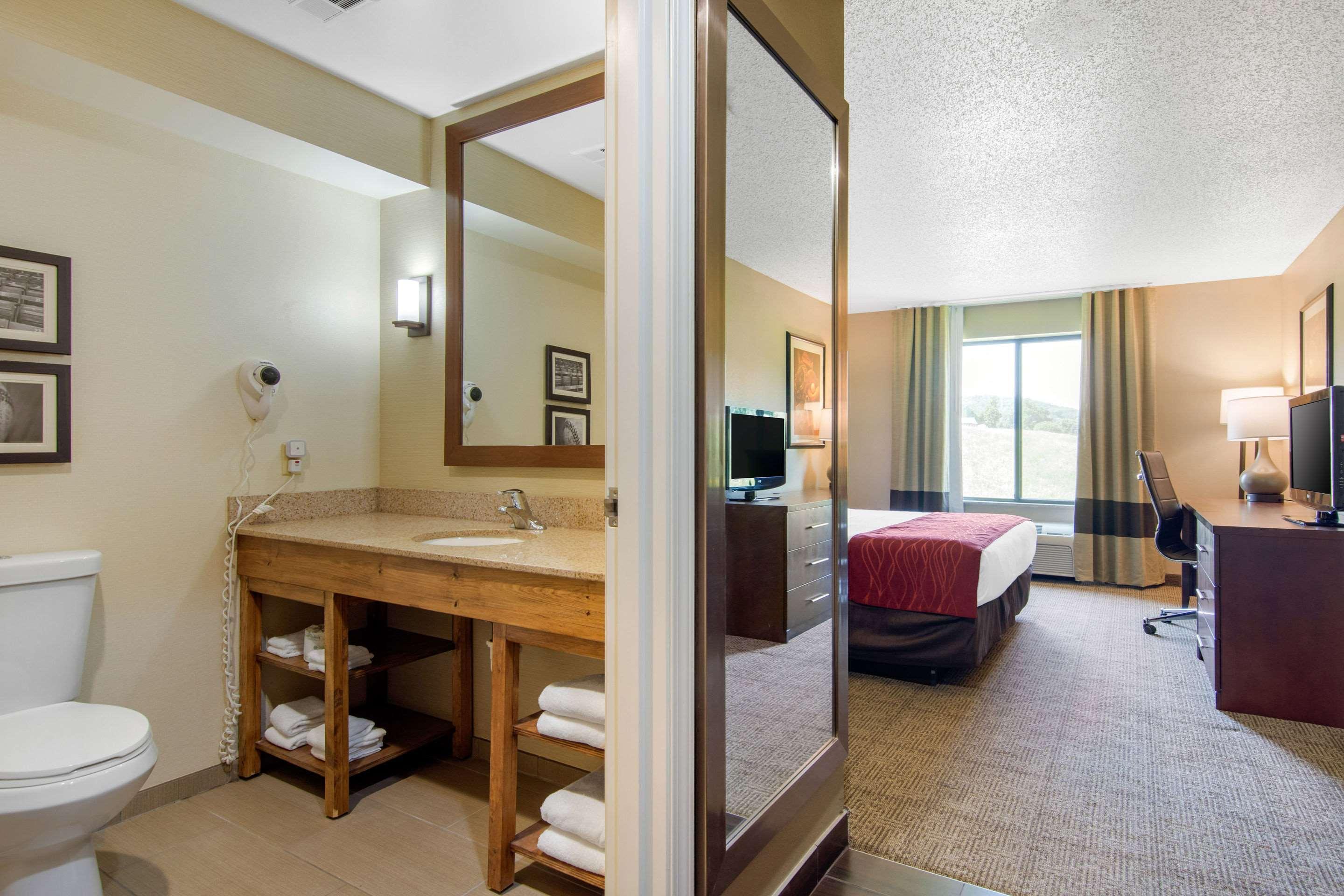 Comfort Inn & Suites Cooperstown - Milford Экстерьер фото